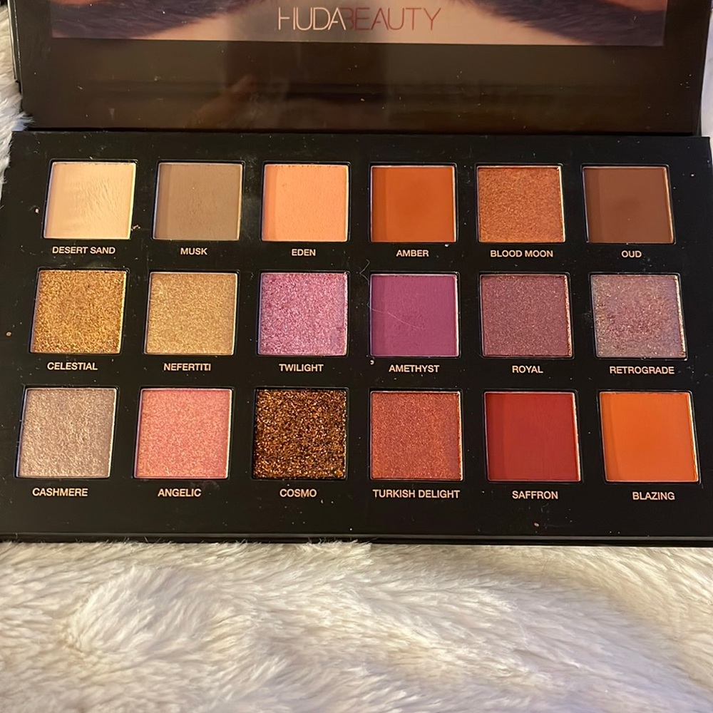 HudaBeauty eyeshadow palette Desert Dusk Palette